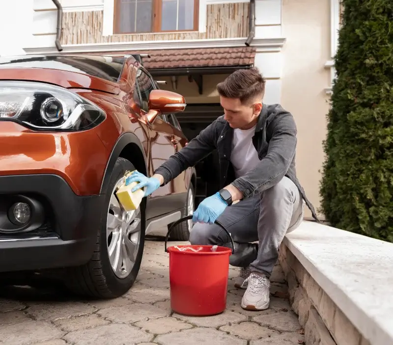 Lavage auto à domicile Orée d'Anjou : professionnel intervenant sur un véhicule